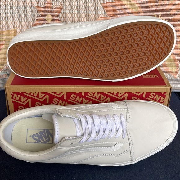 Vans WMNS Old Skool
(Divine) White/True White
VN0A5KRFBSL
Sneakers - Picture 4 of 16